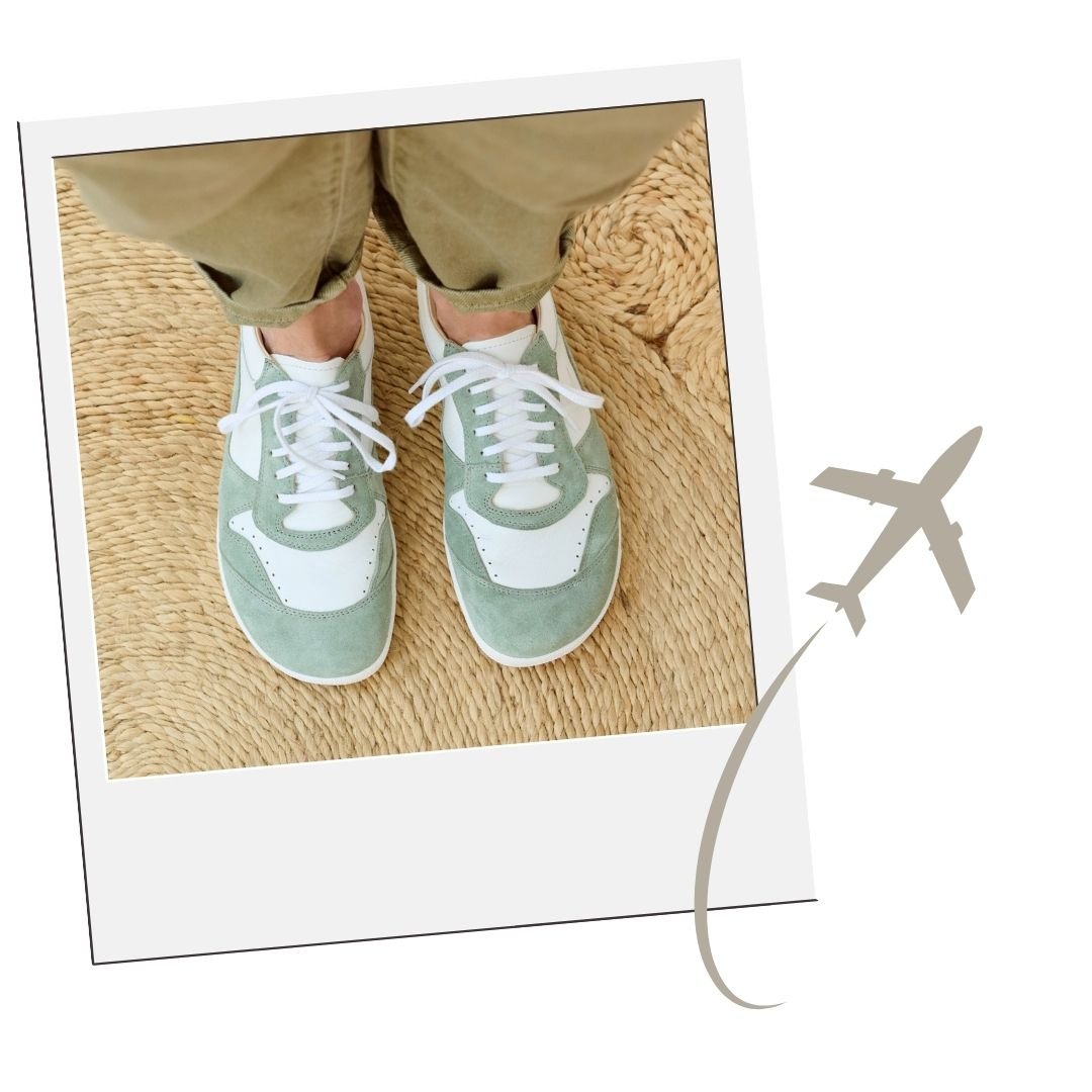 Person tr&auml;gt gr&uuml;ne Turnschuhe mit wei&szlig;en Schn&uuml;rsenkeln, stehend auf einem gewebten Korkteppich, daneben eine Flugzeuggrafik